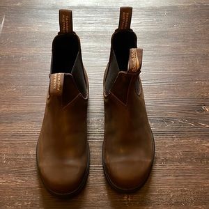 Like new Blundstones